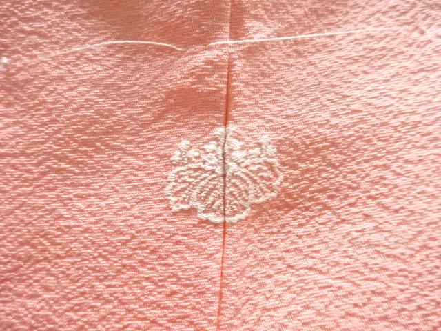  未使用品　雲取りに梅唐草・芝草模様織り出し一つ紋色無地着物